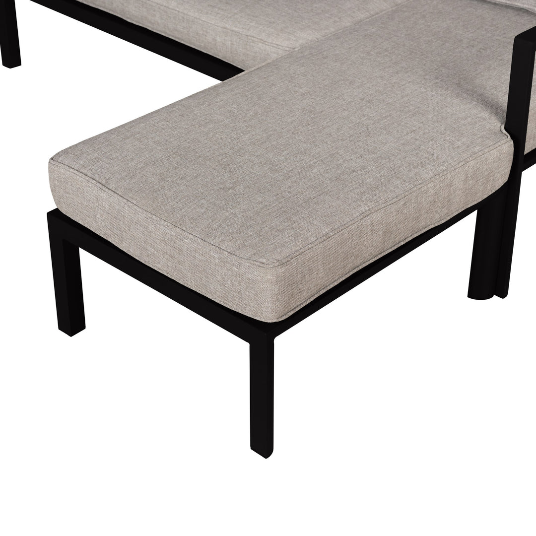 Brafab Delia utesofa i sort med lyse beige puter, sett fra siden mot hvit bakgrunn