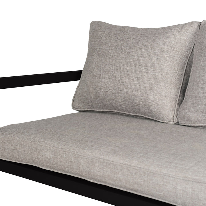 Brafab Delia utesofa i sort med lyse beige rygg- og setepute, nærbilde mot hvit bakgrunn