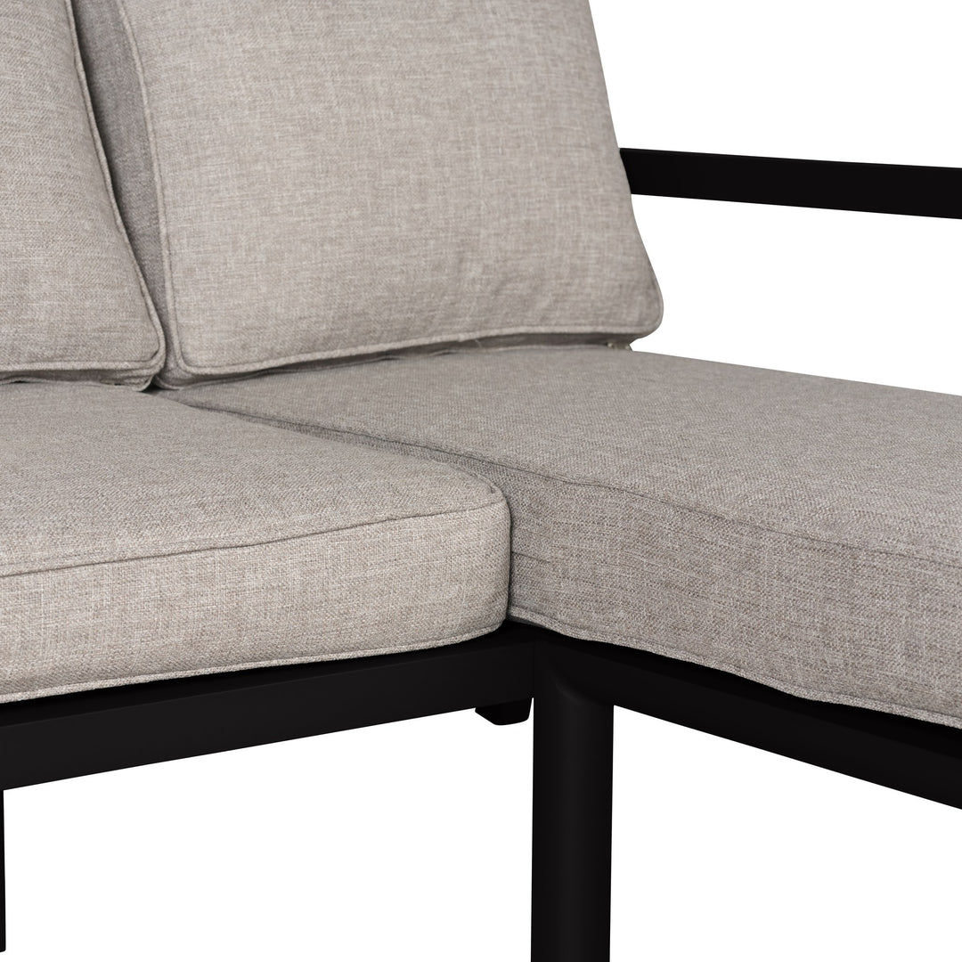 Brafab Delia utesofa i sort med lyse beige sittepute og hjørne, nærbilde mot hvit bakgrunn