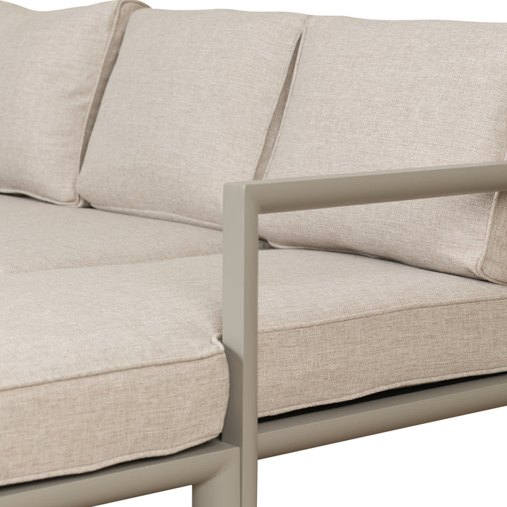 Brafab Delia utesofa i khaki med lyse beige puter, nærbilde av armlene mot hvit bakgrunn