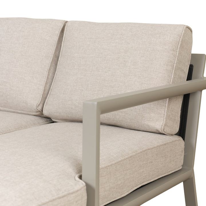 Brafab Delia utesofa, nærbilde av lys beige puter og gråbeige aluminiumsramme med armlene