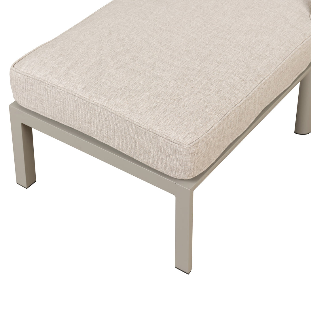 Brafab Delia utesofa, nærbilde av lys beige puff med gråbeige aluminiumsben