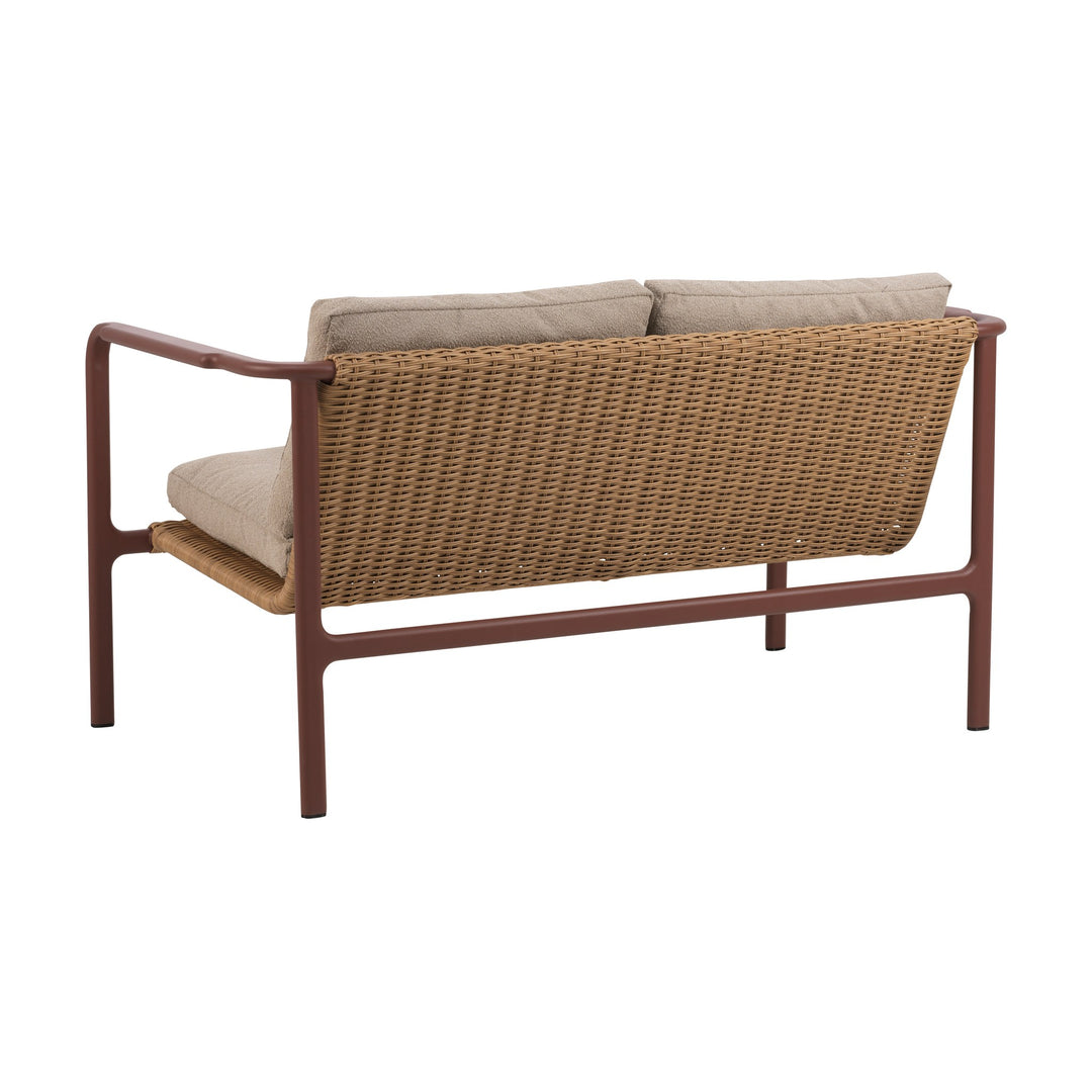 Brafab Motty utesofa, 2-seter sett bakfra med rustrød ramme, naturrattan og beige puter