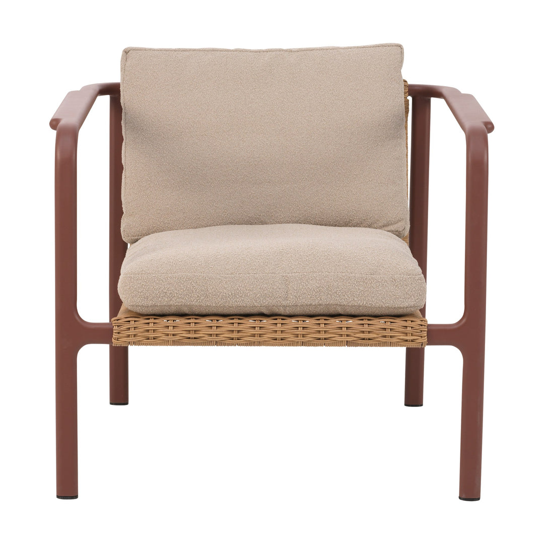 Brafab Motty lenestol med rustrød ramme, naturfarget rattan og beige boucléputer
