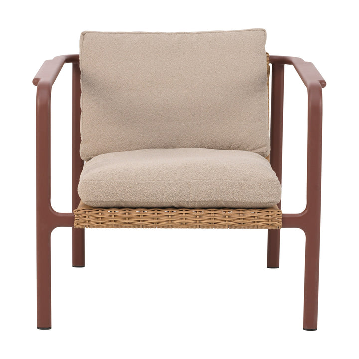 Brafab Motty lenestol med rustrød ramme, naturfarget rattan og beige boucléputer