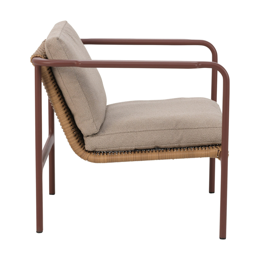 Brafab Motty lenestol sett fra siden, rustrød ramme, naturrattan og beige bouclépute