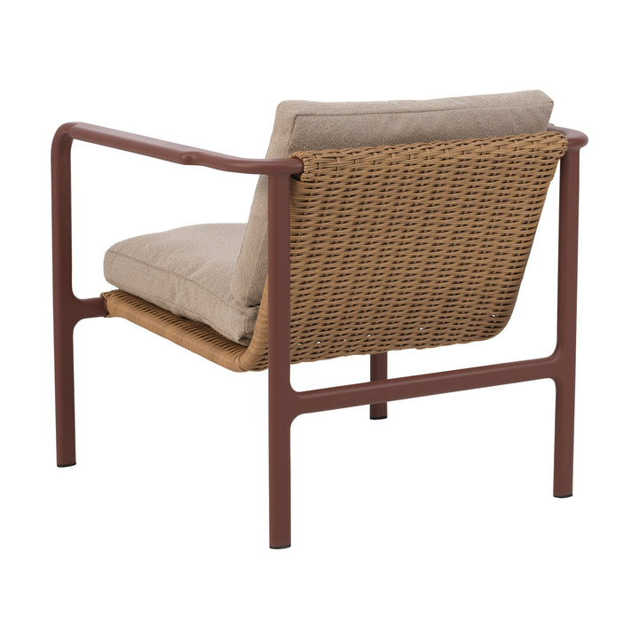 Brafab Motty lenestol sett bakfra med rustrød ramme, naturfarget rattan og beige pute