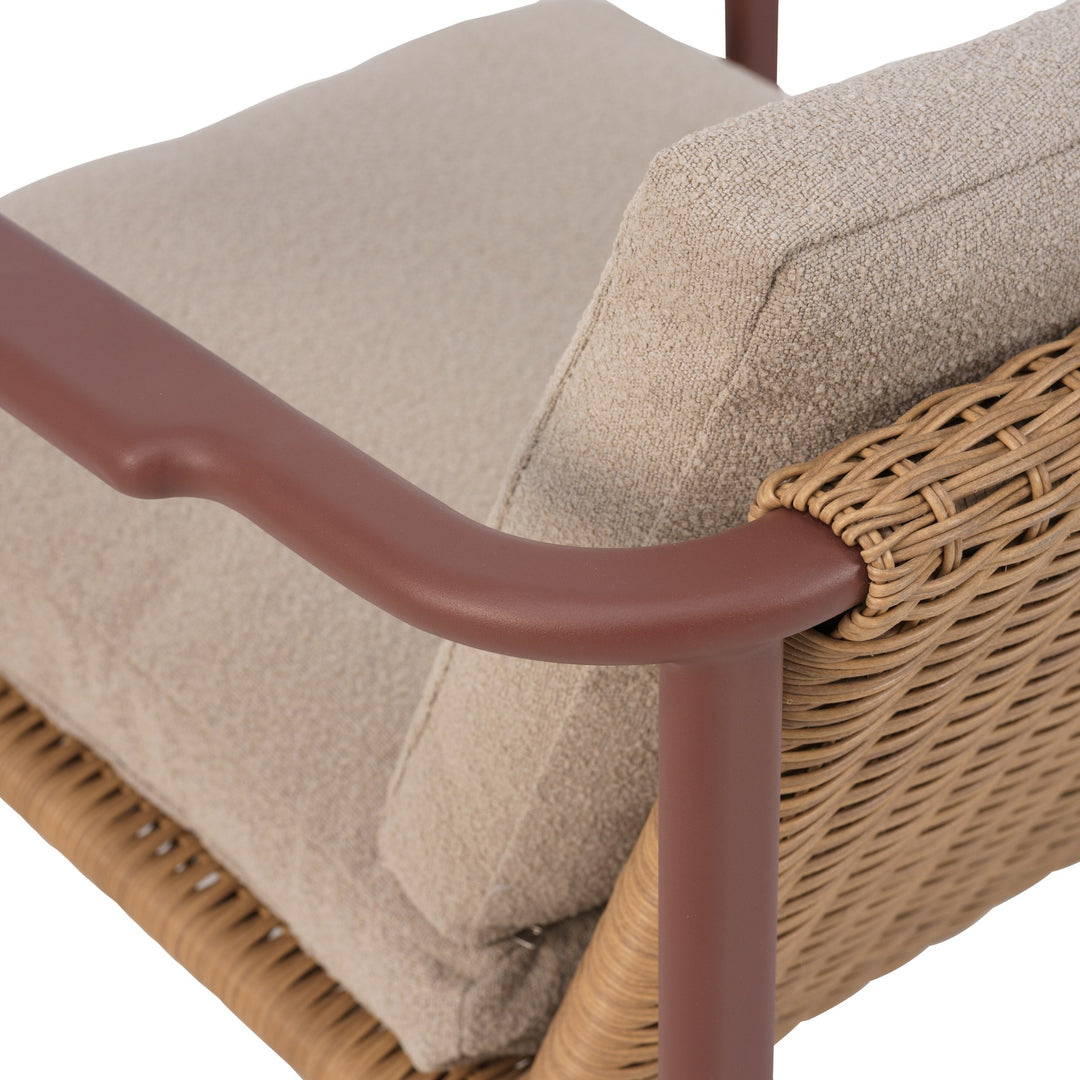 Brafab Motty utesofa, nærbilde av beige pute, rustrød ramme og naturfarget kunstrotting