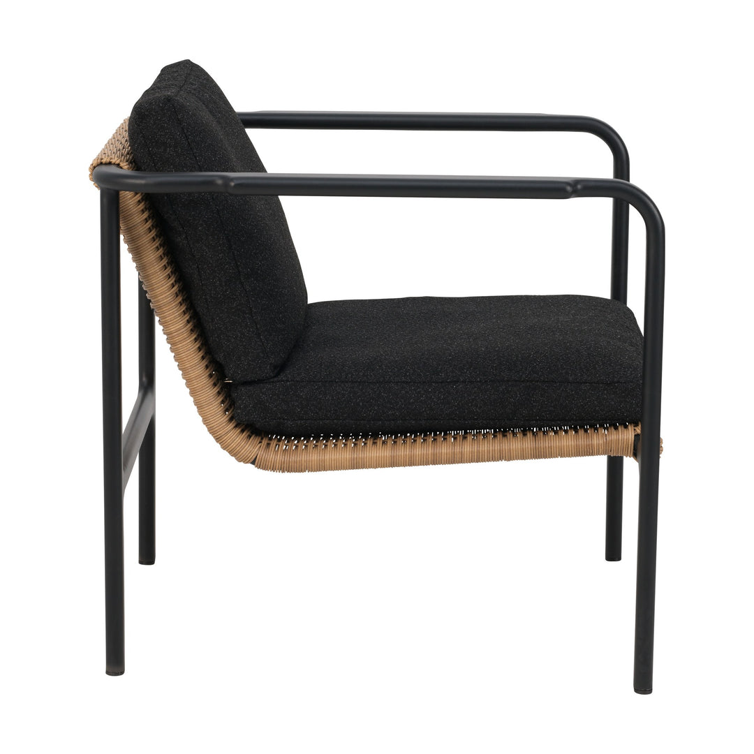 Brafab Motty lenestol sett fra siden, sort ramme, naturrattan og sorte puter