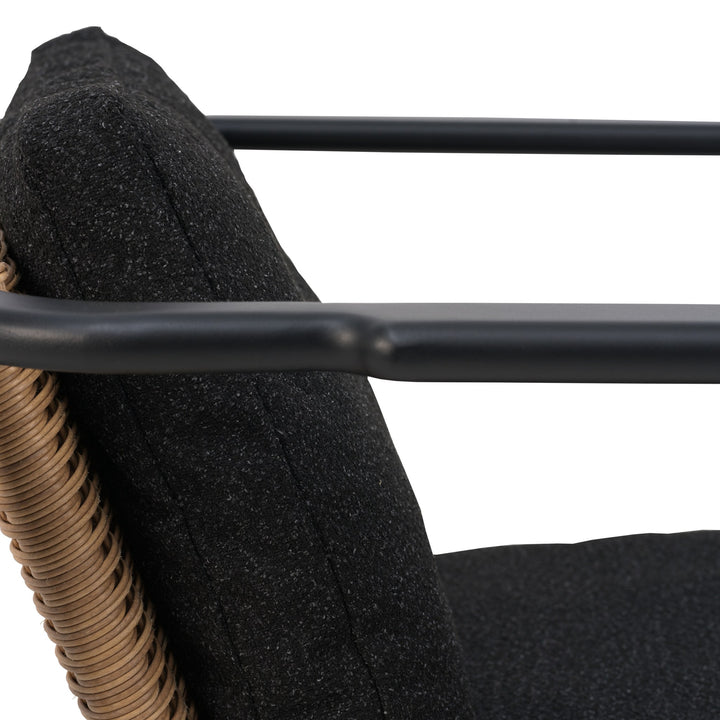 Brafab Motty utesofa, nærbilde av sort pute, sort ramme og naturfarget kunstrotting