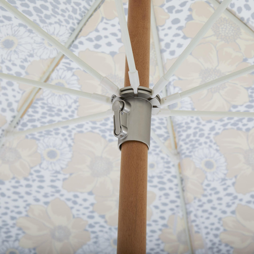 Brafab Gatsby parasoll, underside av åpen blomstret duk rundt trestang