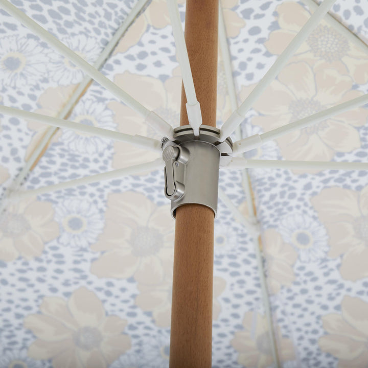 Brafab Gatsby parasoll, underside av åpen blomstret duk rundt trestang