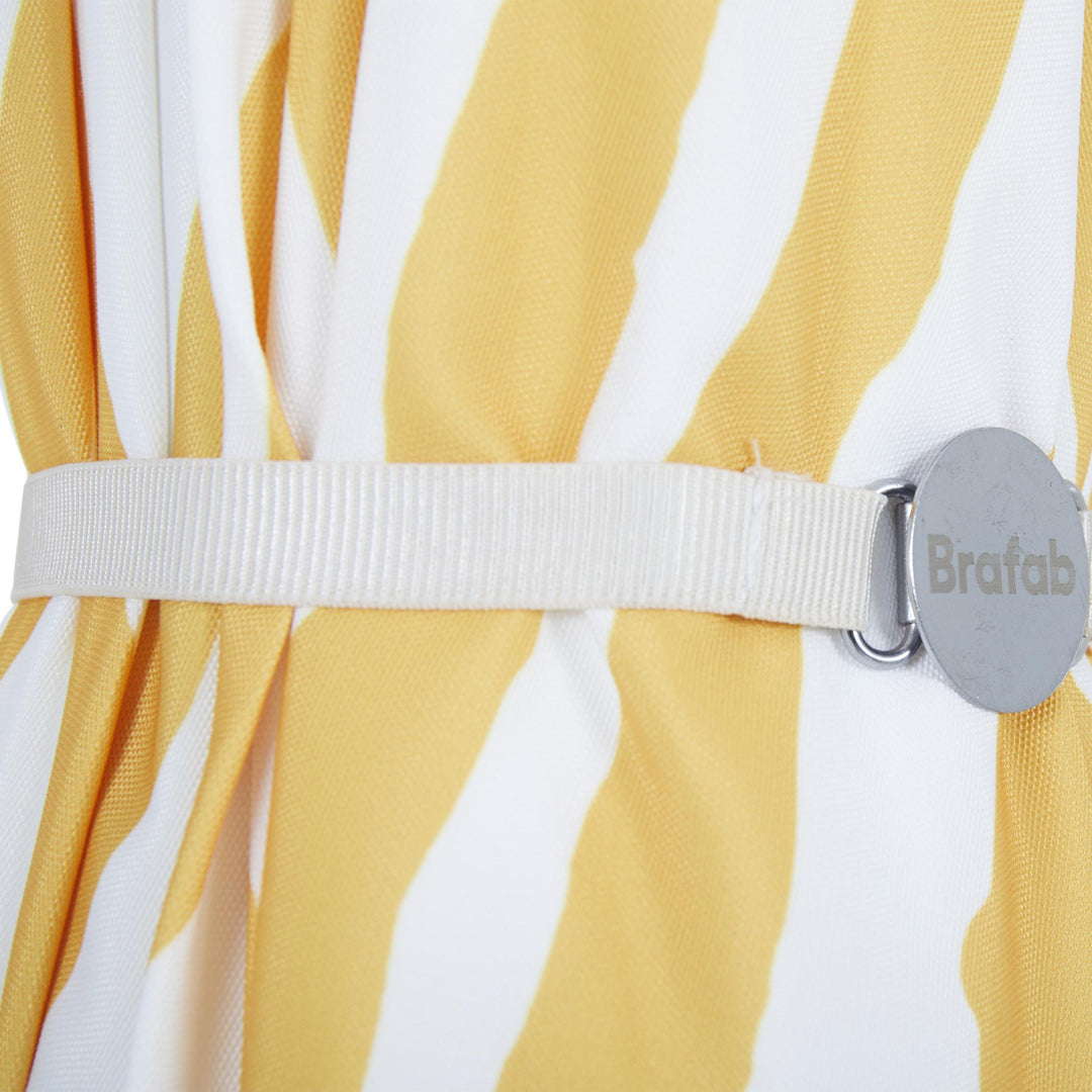 Brafab Gatsby parasoll, nærbilde av kremfarget strammebånd med Brafab-spenne på gulstripet stoff