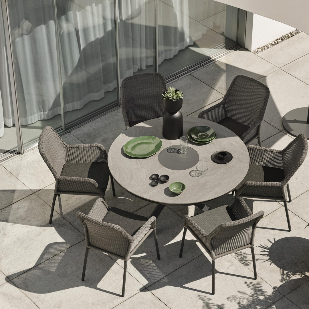 Brafab Flat parasollfot i mørk grå på terrasse med grått rundt bord og kurvstoler