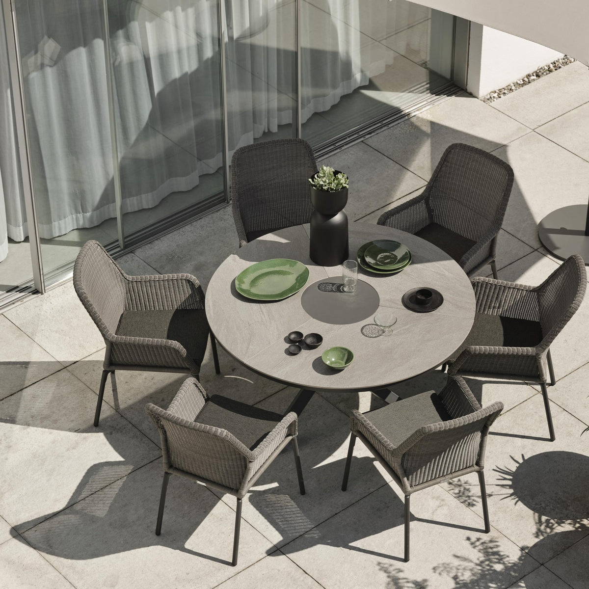 Brafab Flat parasollfot i mørk grå på terrasse med grått rundt bord og kurvstoler