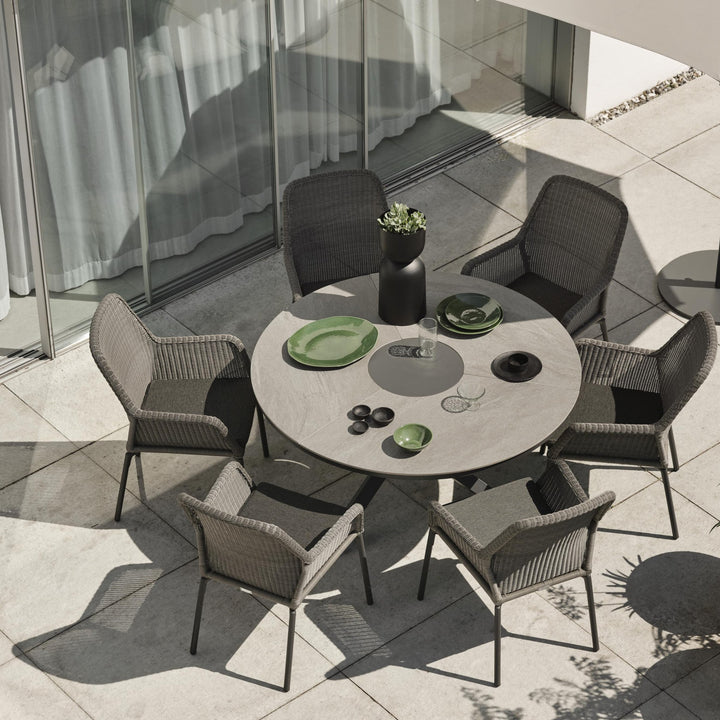 Brafab Flat parasollfot i mørk grå på terrasse med grått rundt bord og kurvstoler