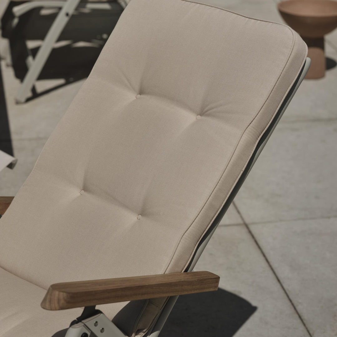 Brafab Andy spisestol med beige, knappet setepute i nærbilde på terrasse