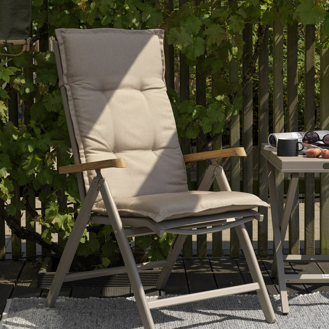 Brafab Andy spisestol med khaki pute og teak armlener på terrasse med vinranker