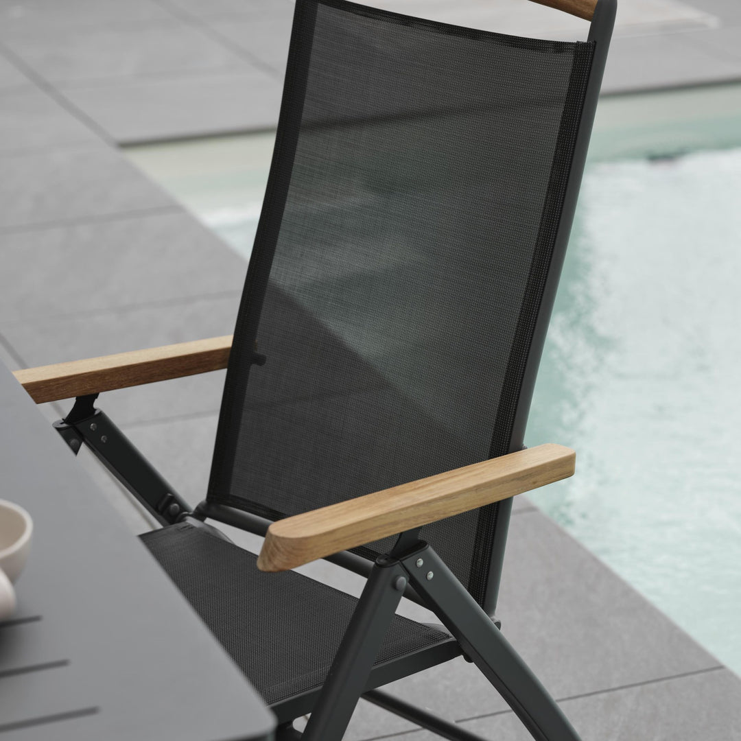 Brafab Andy spisestol med sort tekstil og teak topplist, nærbilde på terrasse