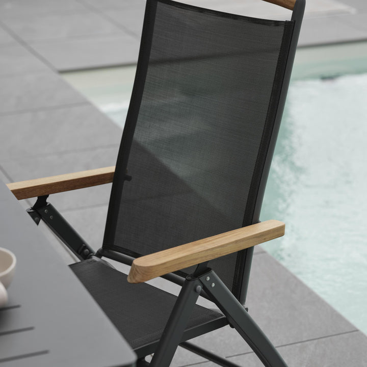 Brafab Andy spisestol med sort tekstil og teak topplist, nærbilde på terrasse