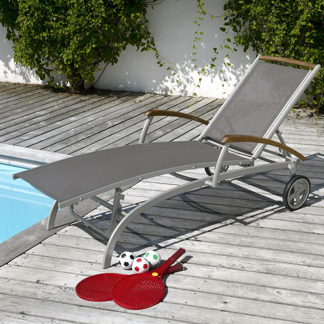 Brafab Andy solseng med grå tekstil og teak armlener ved basseng på terrasse
