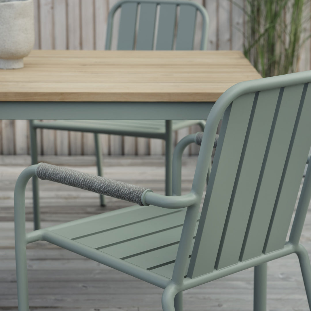 Brafab Innes spisestol i lys grønn, nærbilde ved teakbord på terrasse med gresspynt