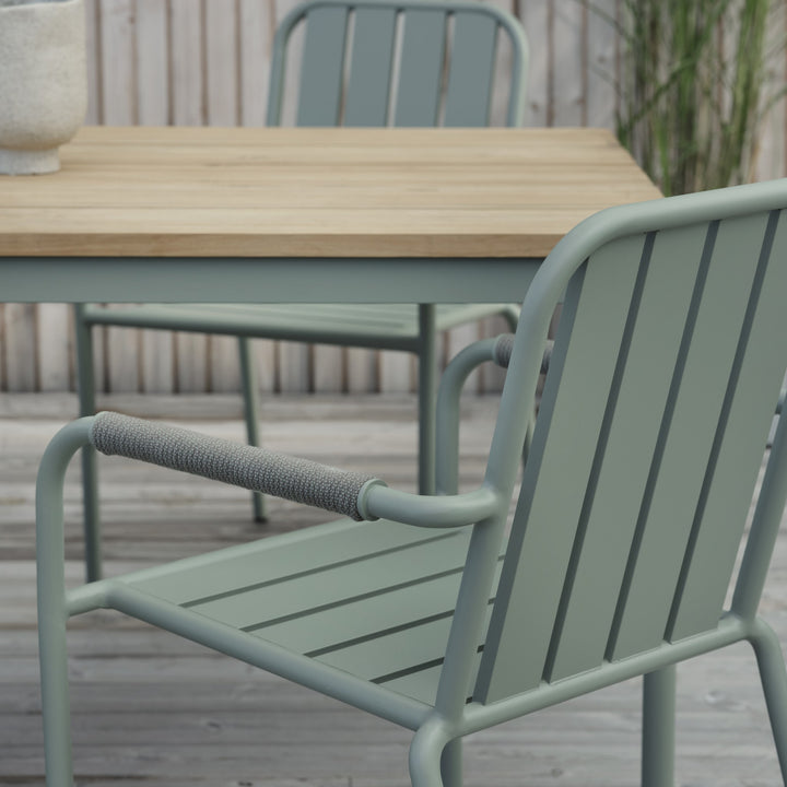 Brafab Innes spisestol i lys grønn, nærbilde ved teakbord på terrasse med gresspynt