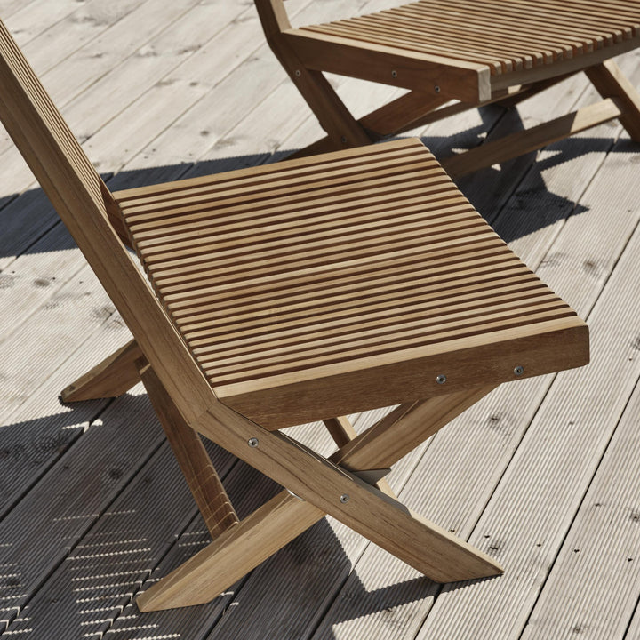 Brafab Julita hagestol i teak, nærbilde av spilesete på terrasse av tre