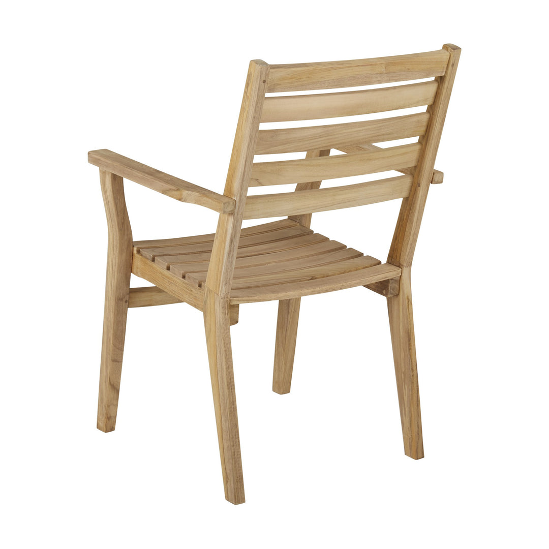 Brafab Keros spisestol i lyst teak med spilerygg og armlener, sett skrått bakfra
