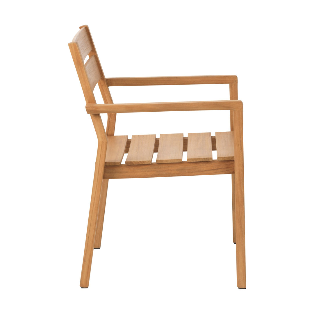 Brafab Delia stablestol i naturlig teak med armlener, sett fra siden.