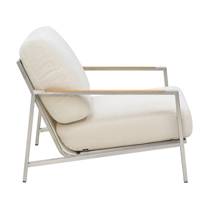 Brafab Naos hagestol i beige tekstil med stålramme og teak armlener, sett fra siden mot hvit bakgrunn
