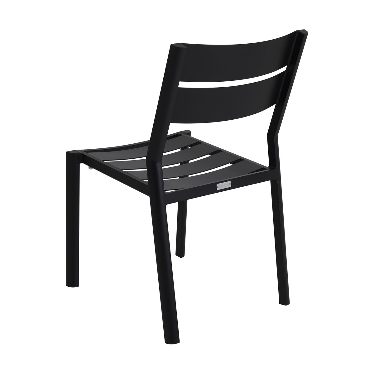 Brafab Delia spisestol uten armlene i sort, sett skrått bakfra med slisset aluminiumssete, mot hvit bakgrunn