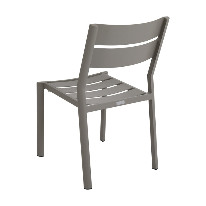 Brafab Delia spisestol uten armlene i gråbeige aluminium med spilerygg, sett bakfra mot hvit bakgrunn