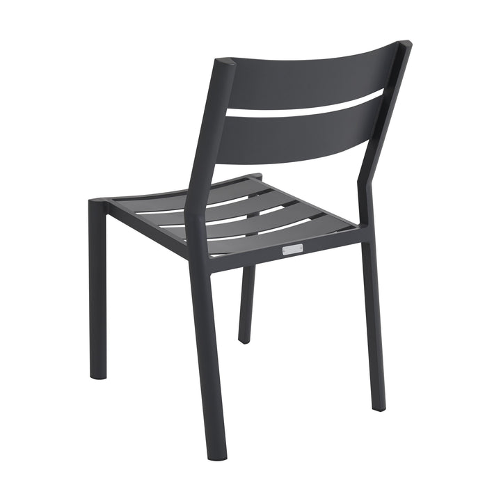 Brafab Delia spisestol uten armlene i antrasitt aluminium med spilerygg, sett bakfra mot hvit bakgrunn