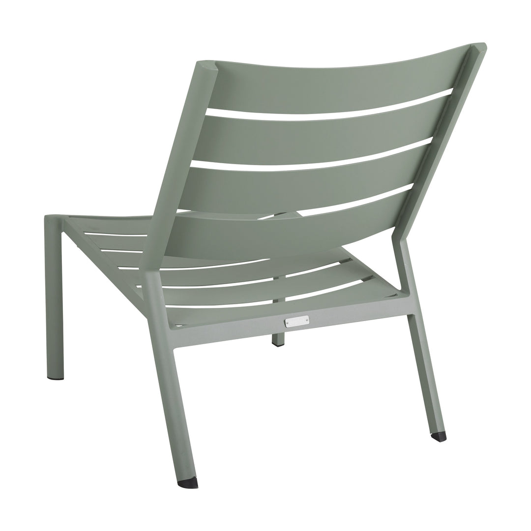 Brafab Delia loungestol i støvgrønn aluminium med slissedesign, sett bakfra
