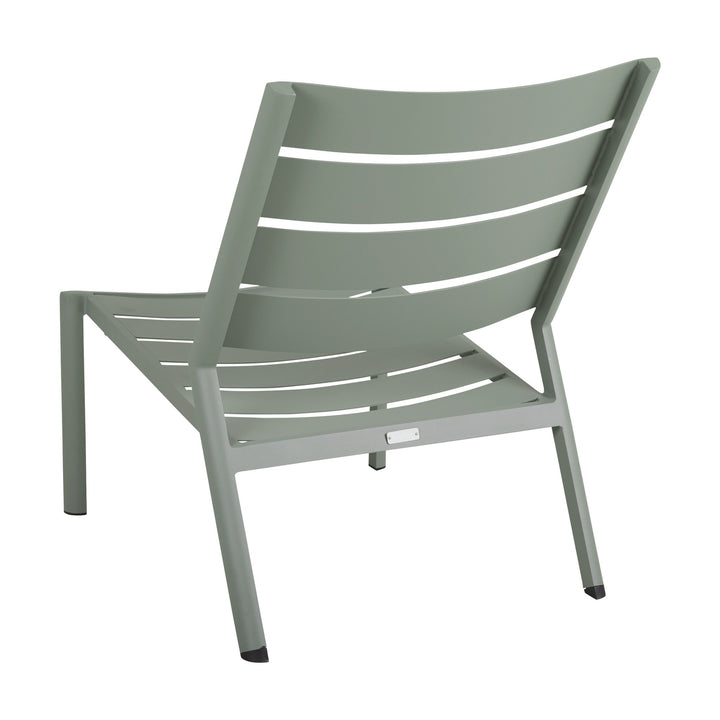 Brafab Delia loungestol i støvgrønn aluminium med slissedesign, sett bakfra