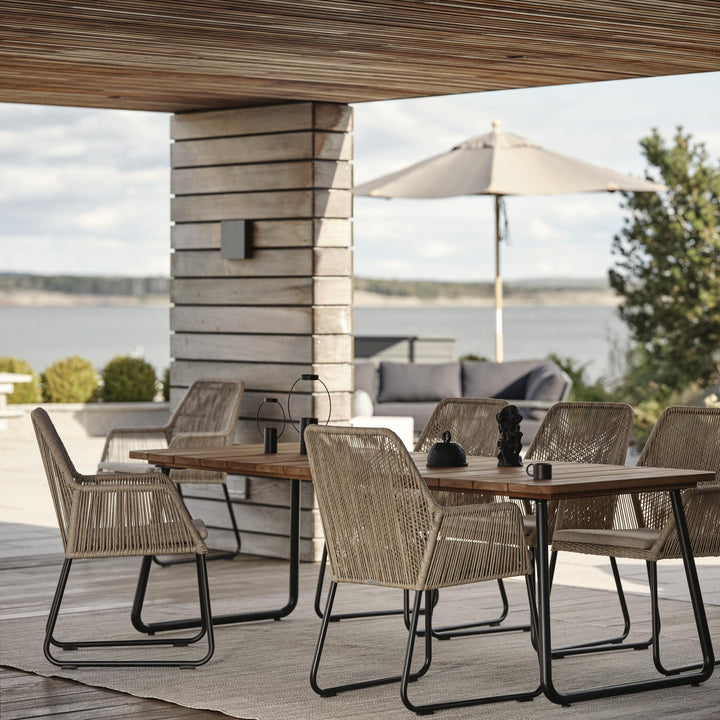 Brafab Midway spisegruppe i teak på terrasse med parasoll og sjøutsikt