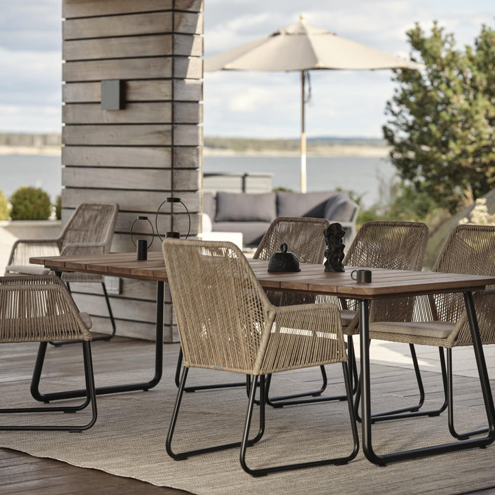 Brafab Midway spisestoler i beige tau rundt teakbord på terrasse ved sjøen