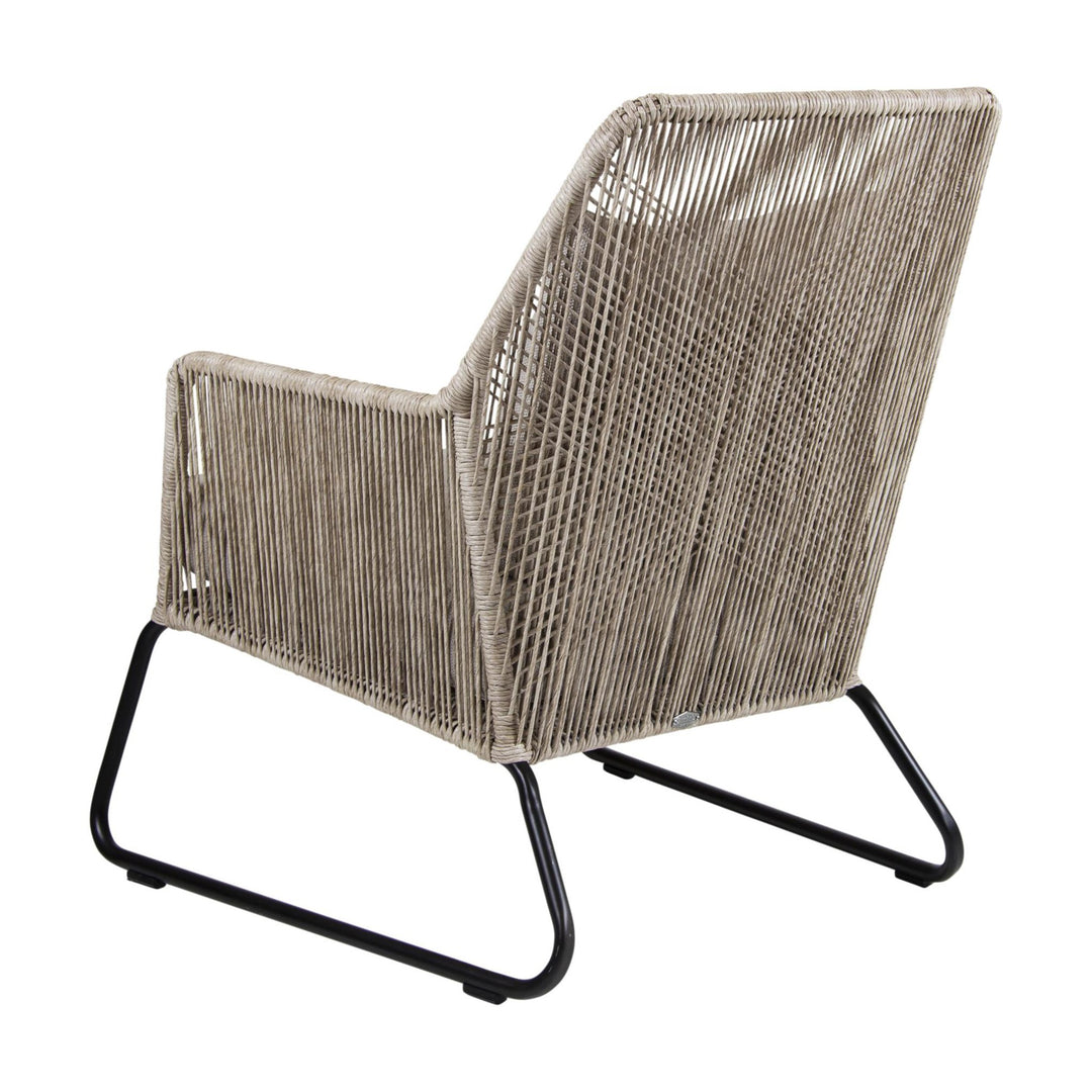 Brafab Midway loungestol i beige tauflett sett bakfra, sorte metallmeier, mot hvit bakgrunn