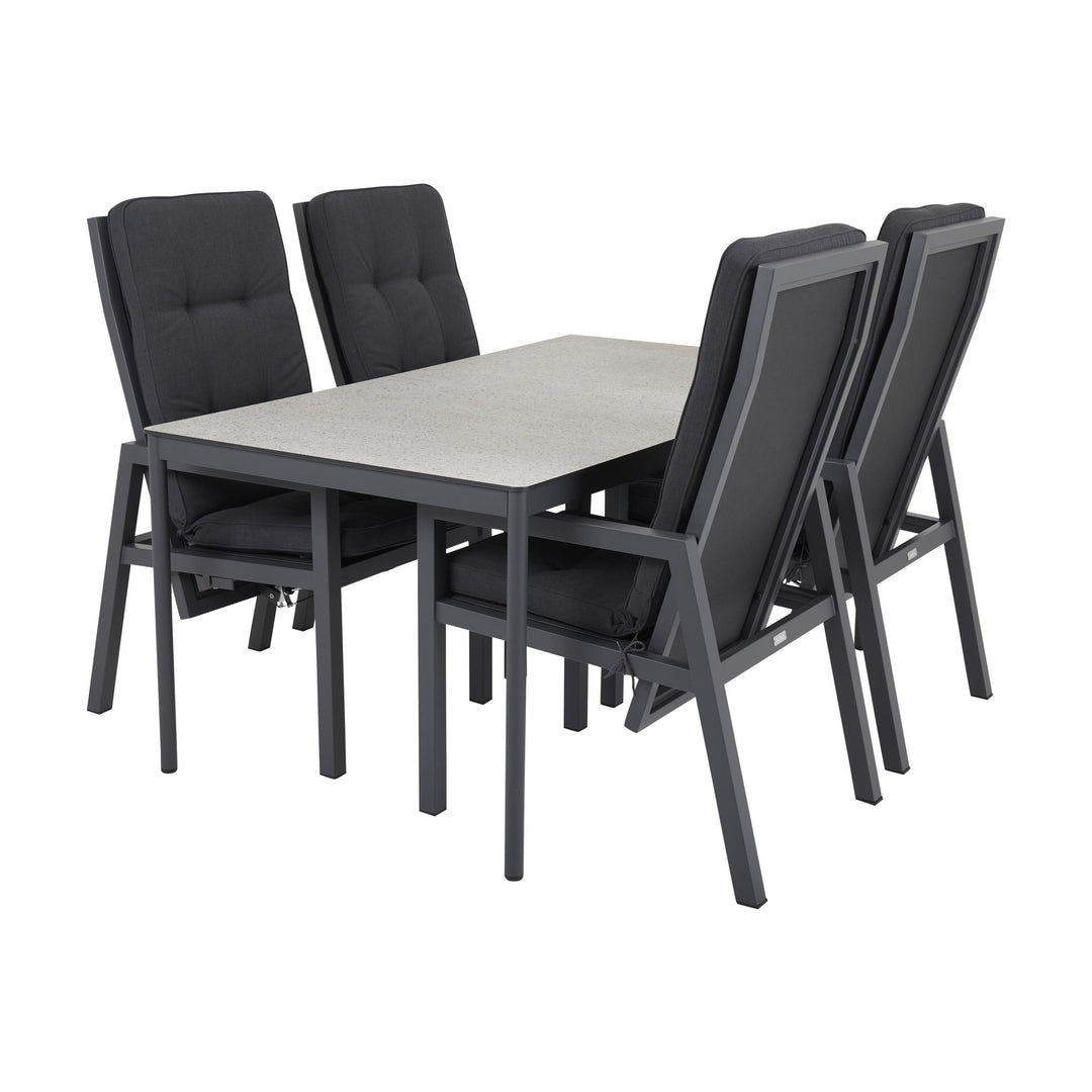 Brafab Newfort spisestol i antrasitt med tykke puter rundt spisebord med lys steinplate