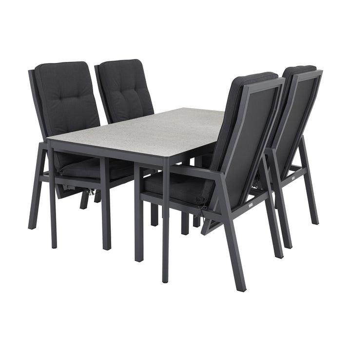 Brafab Newfort spisestol i antrasitt med tykke puter rundt spisebord med lys steinplate
