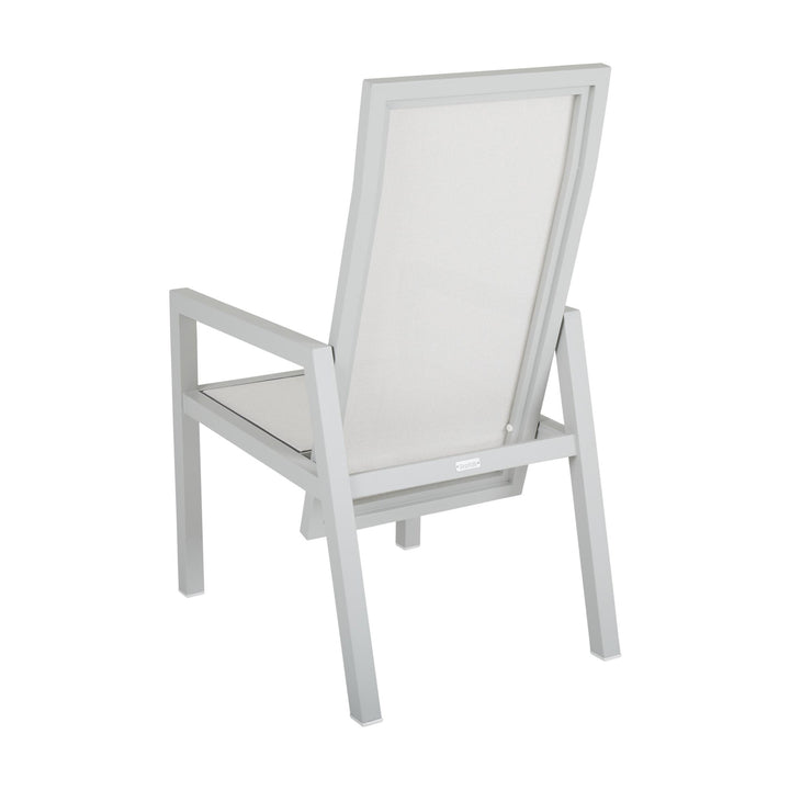 Brafab Newfort spisestol i hvit aluminium med lys grå sling, sett bakfra mot hvit bakgrunn