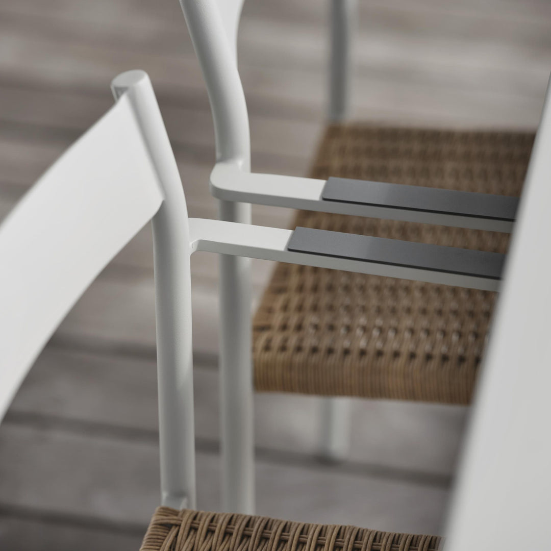 Brafab DK spisestol med naturflettet sete sett ovenfra, lys grå ramme på terrasse
