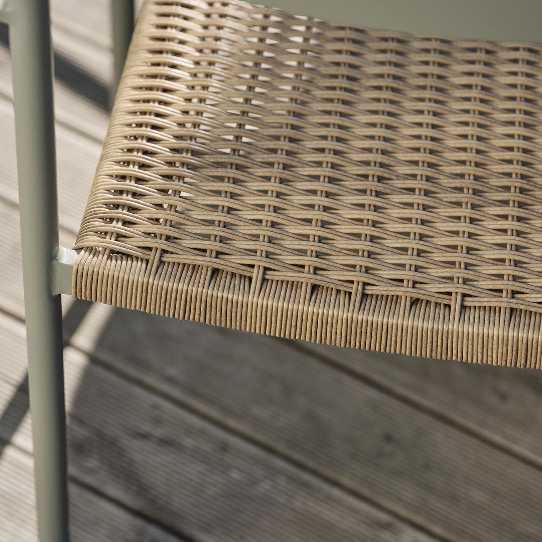 Brafab DK spisestol i nordic green, nærbilde av flettet natursete på tredekk
