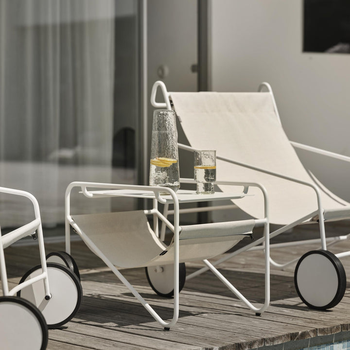 Brafab Poul loungestoler i hvit ramme på terrasse ved basseng, med sidebord og isvann med sitron
