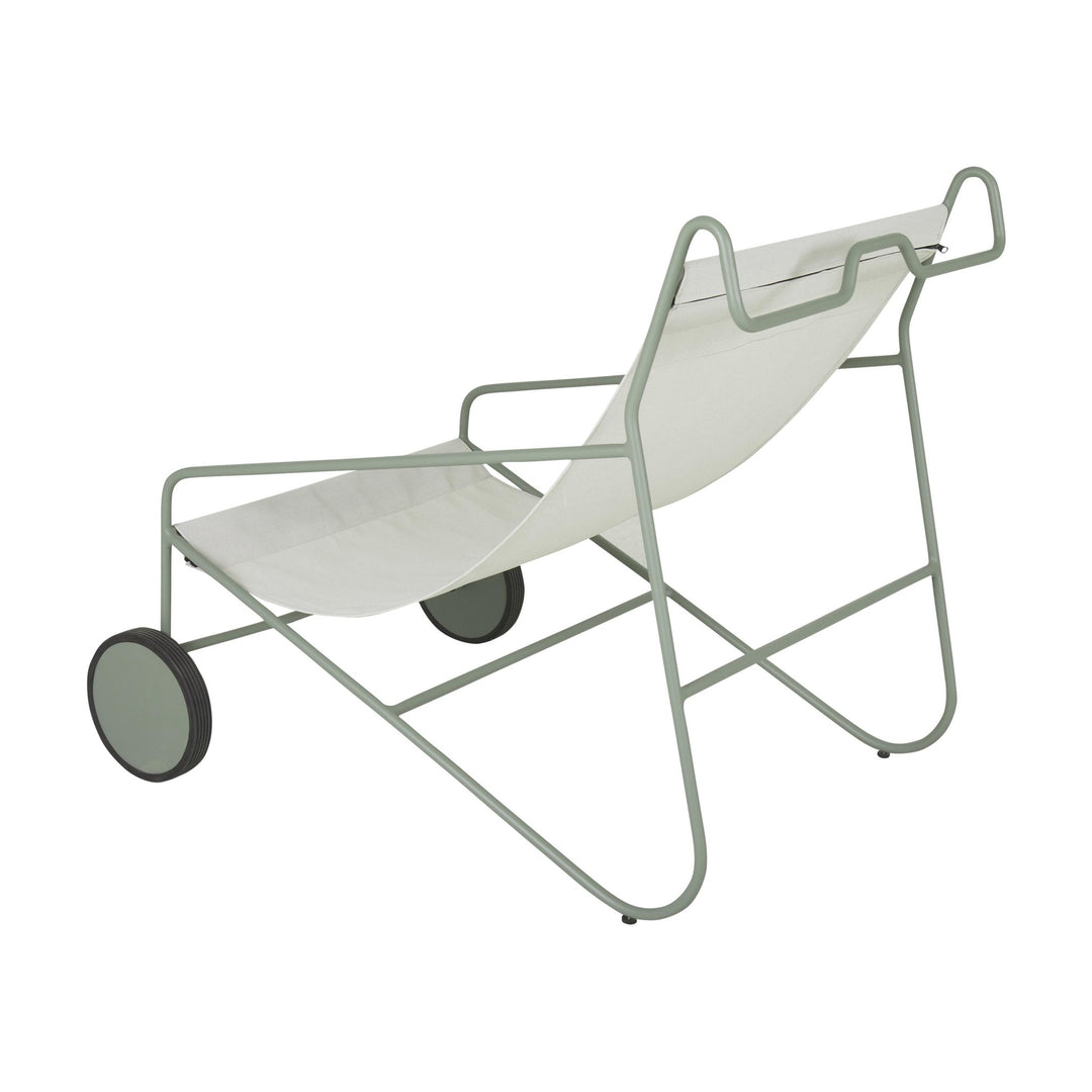Brafab Poul loungestol i dusty green ramme med kremhvit sele og to hjul, mot hvit bakgrunn