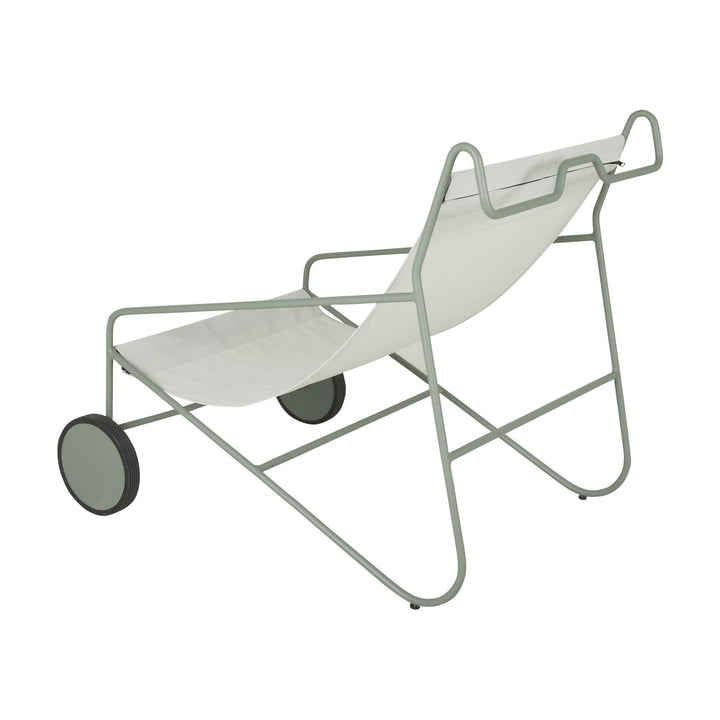 Brafab Poul loungestol i dusty green ramme med kremhvit sele og to hjul, mot hvit bakgrunn