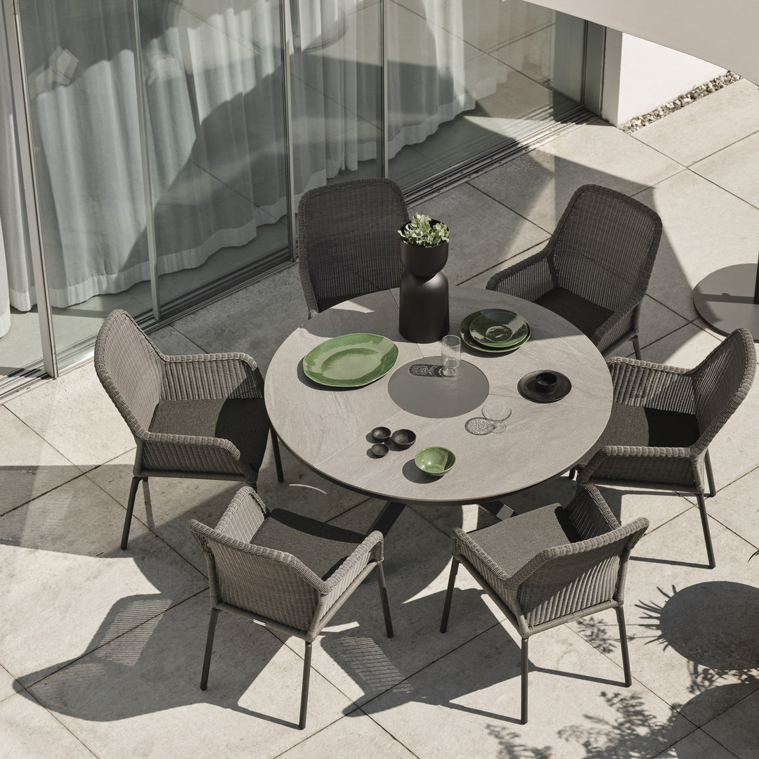 Brafab Dimma spisestoler rundt dekket spisebord på terrasse, sett ovenfra