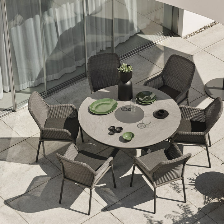 Brafab Dimma spisestoler rundt dekket spisebord på terrasse, sett ovenfra