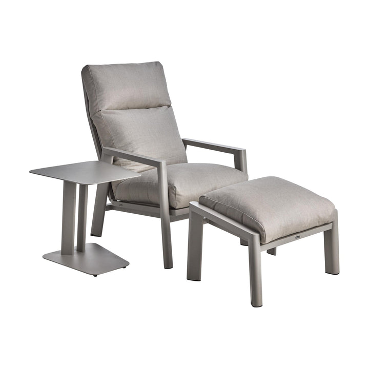 Brafab Slide fotskammel i khaki med beige pute ved tilbakelent stol